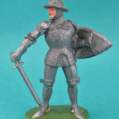 03. Chevalier en armure de faction avec épée et bouclier.